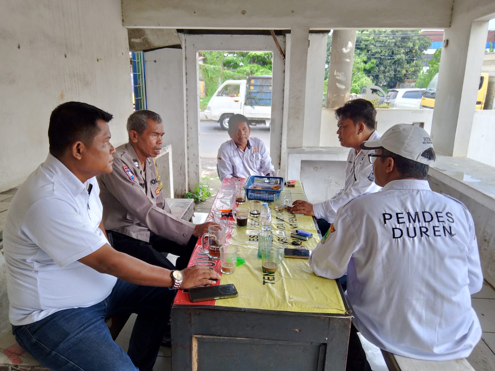 Bhabinkamtibmas Polsek Klari Sambang Perangkat Desa Duren