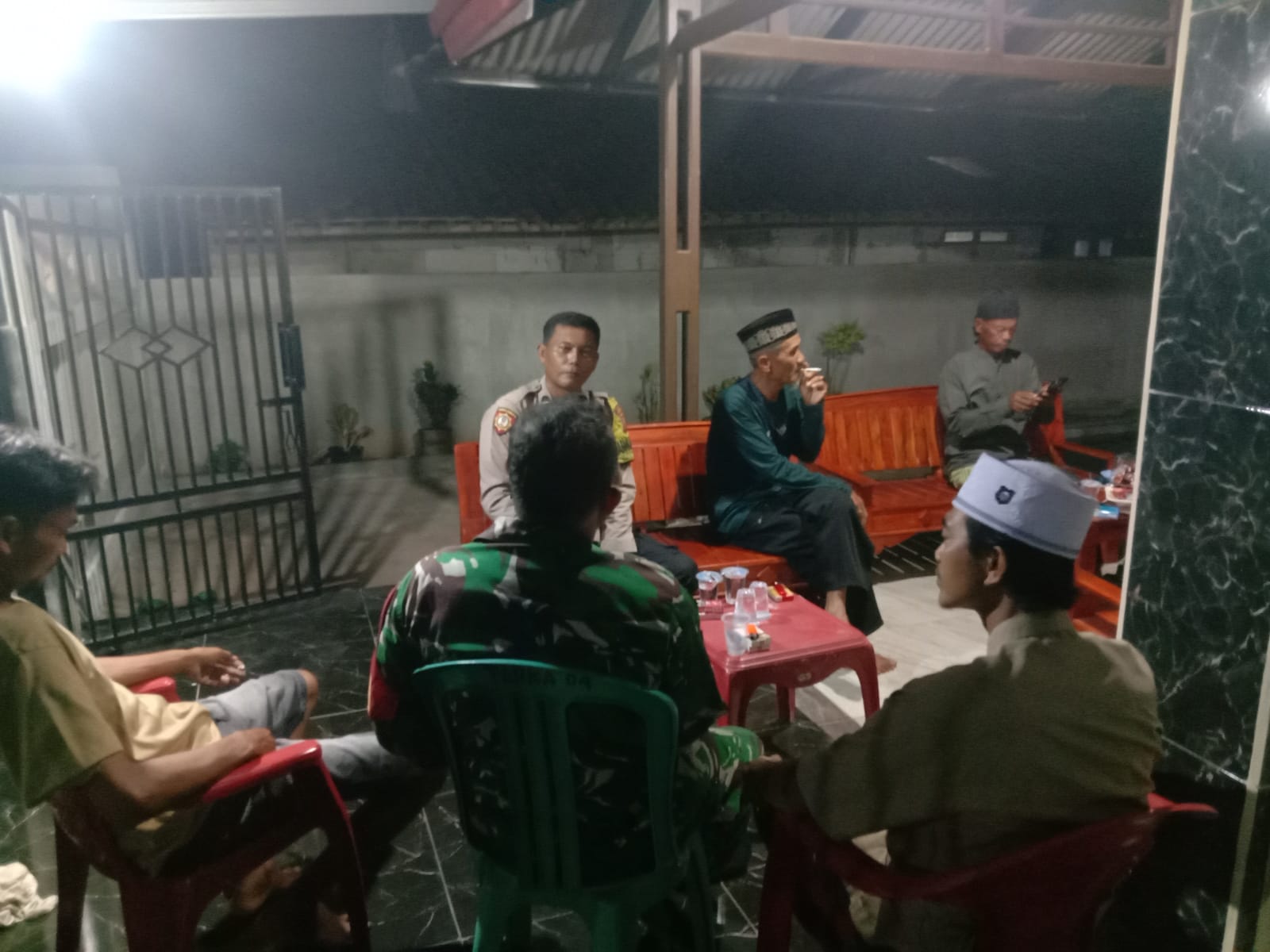 Sinergi TNI-Polri Patroli Malam Hari Bersama Sama Sambangi Warga Desa Karanganyar