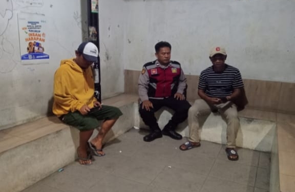 Bhabinkamtibmas Polsek Telagasari Lakukan Pembinaan Siskamling Di Desa Binaan