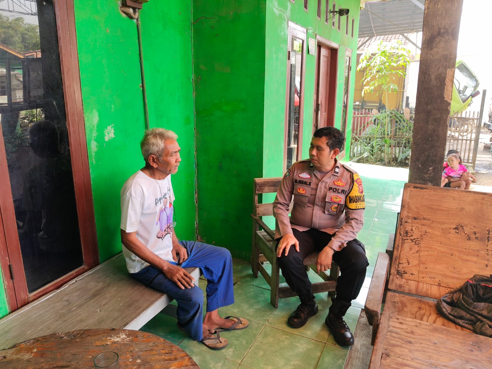 Bhabinkamtibmas Polsek Klari Sampaikan Pesan Kamtibmas Saat Sambang Warga