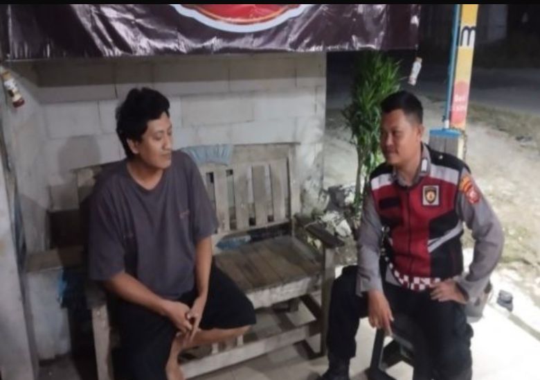 Anggota Bhabin Polsek Banyusari Melaksanakan Sosialisasikan Bahaya Judi Online Kepada Masyarakat