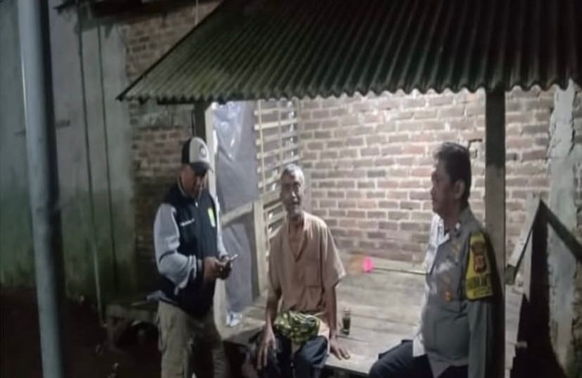 Bhabinkamtibmas Ikut Serta Dalam Giat Ronda Bersama Warga