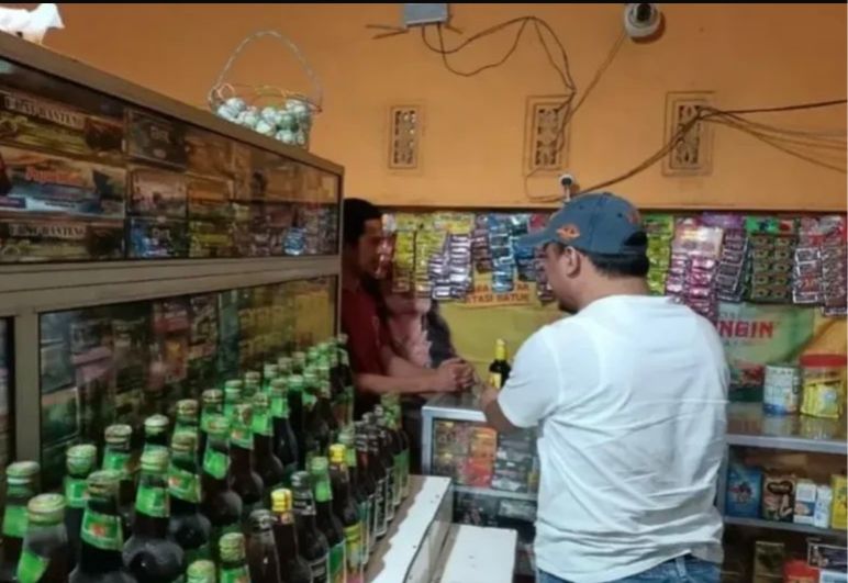 Kring Serse Polsek Banyusari Datangi Toko Jamu Temukan Miras 2 Botol Kecil