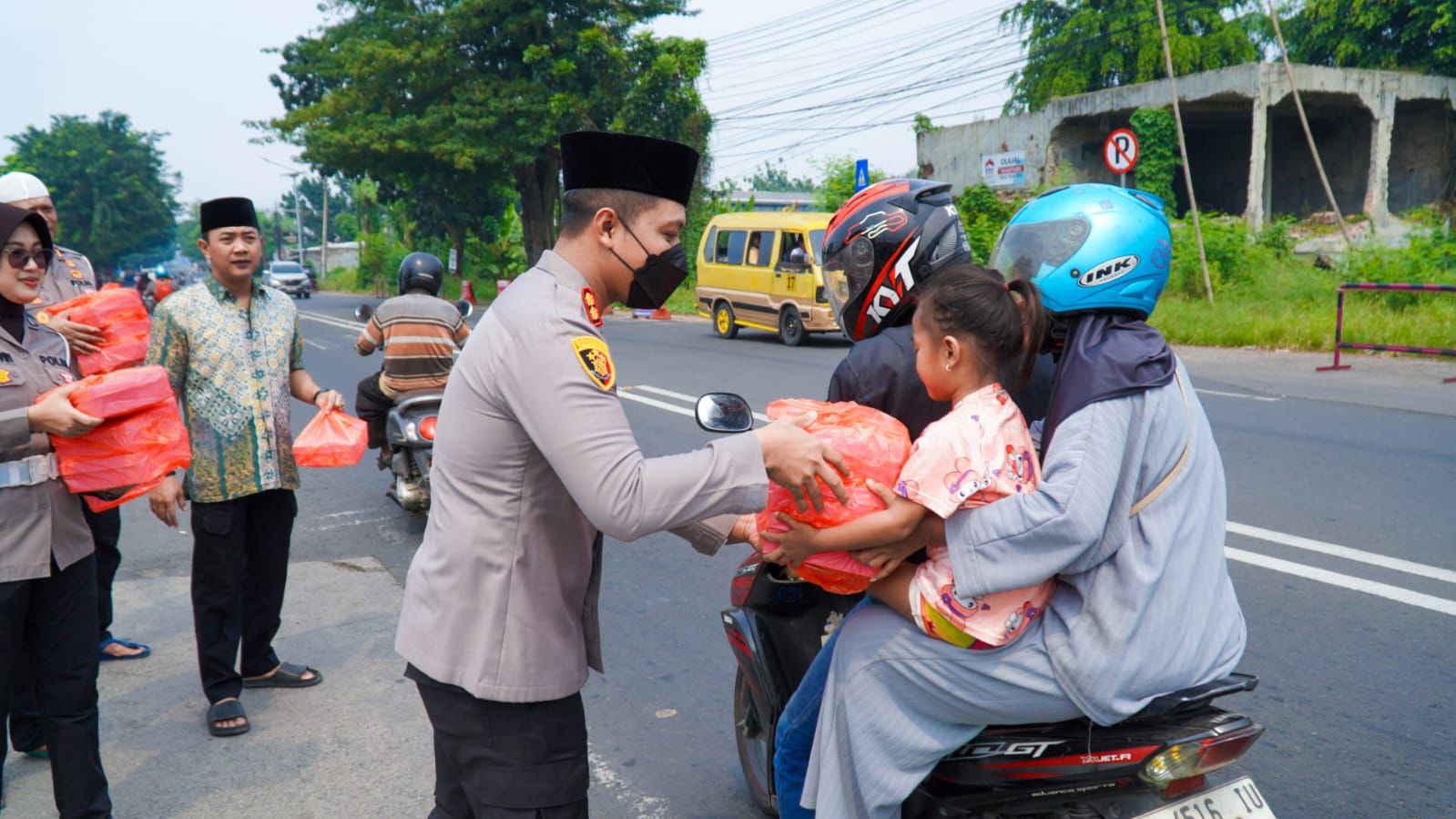 Wujud Kepedulian Polri, Kapolres Karawang AKBP Fiki N. Ardiansyah Gelar Jumat Berkah untuk Warga dan Driver Online