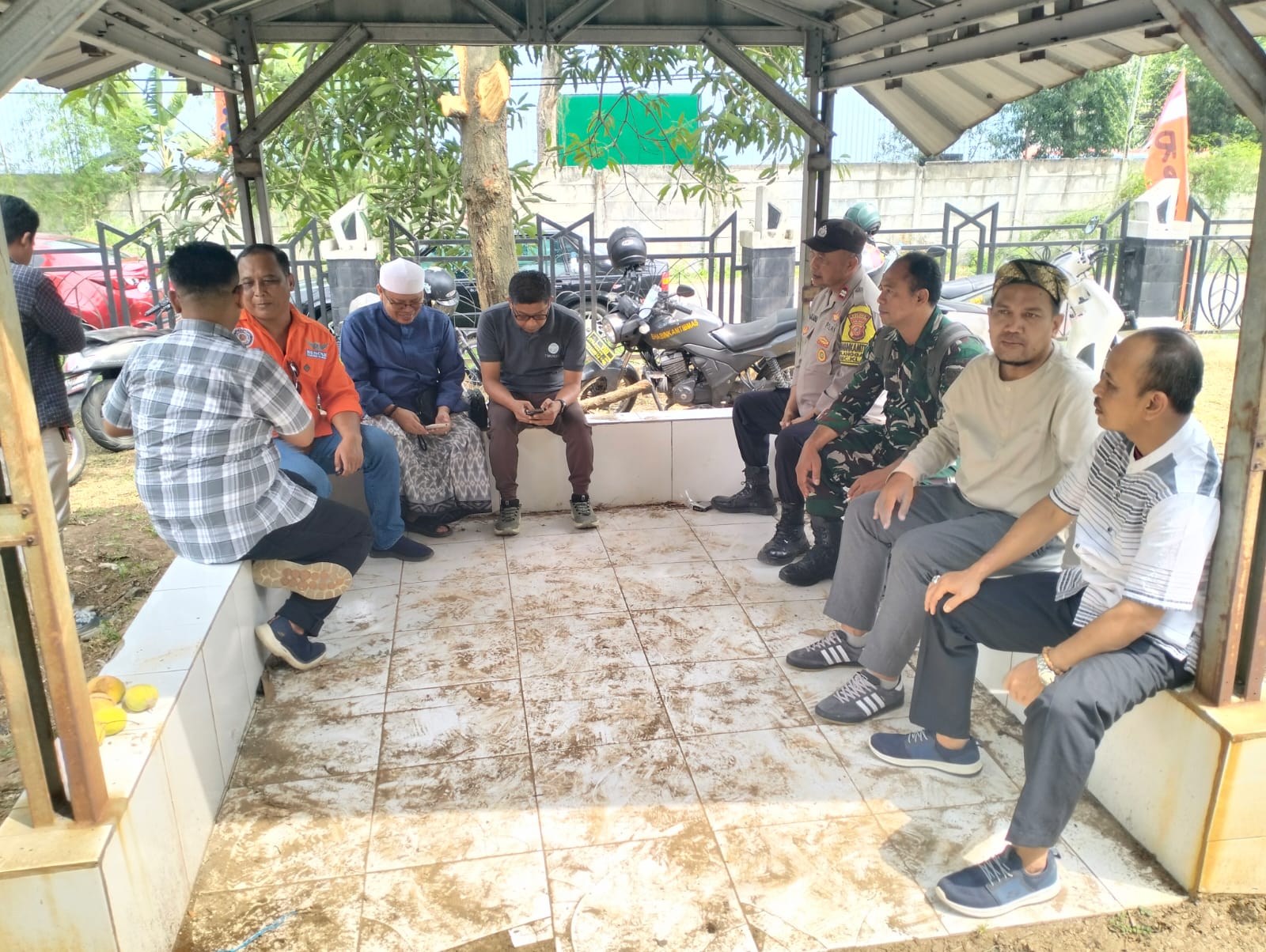 Bhabinkamtibmas dan Babinsa Sambang Warga Dusun Rumambe Desa Anggadita, Sampaikan Pesan Kamtibmas
