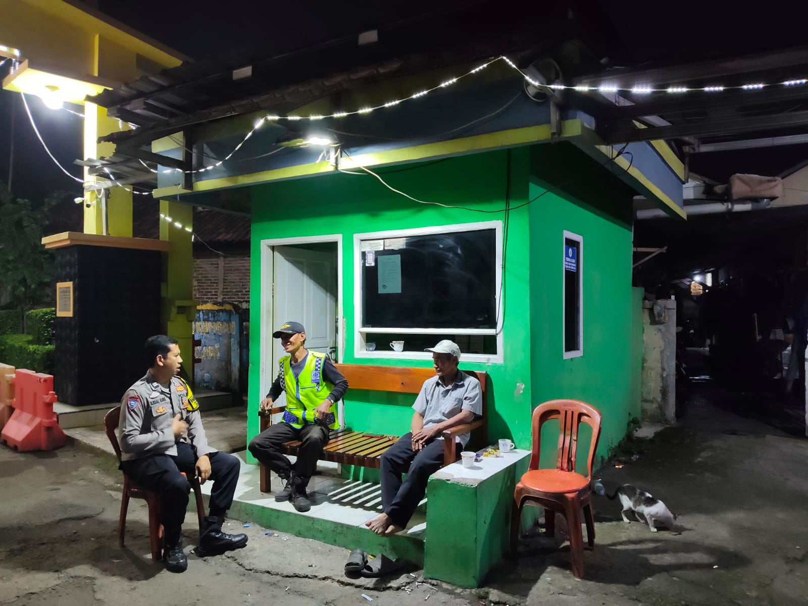 Bhabinkamtibmas Polsek Klari Patroli Pemukiman Warga di Pos Ronda