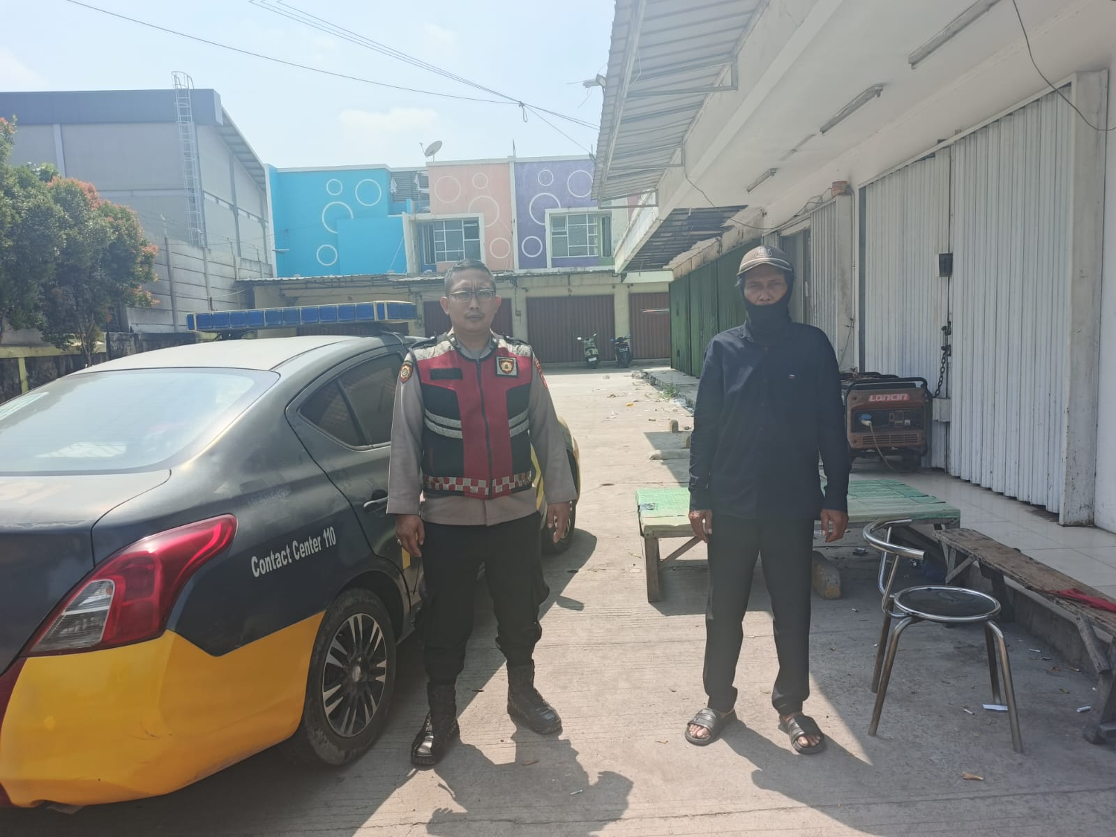 Personil Samapta Polsek Klari Patroli Siang Sambangi Warga Di Parkiran Indomart Pancawati