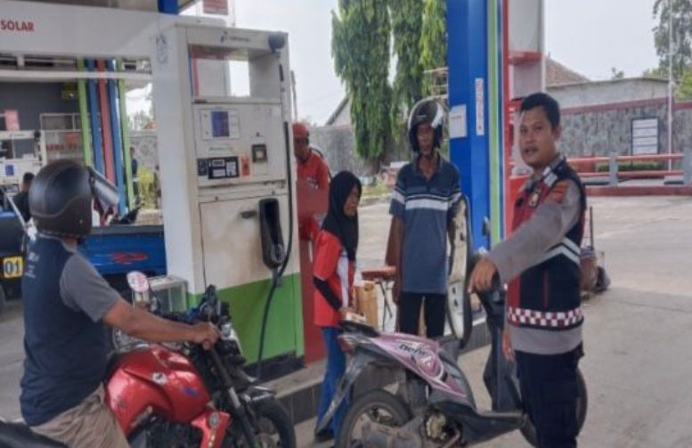 Kunjungi SPBU, Prekat Polsek Banyusari Berikan Rasa Aman
