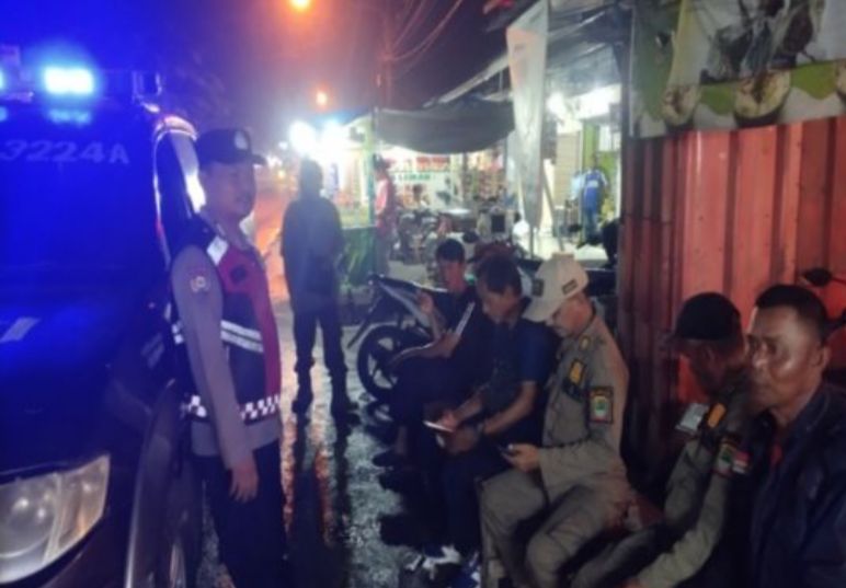 Bhabinkamtibmas Ikut Serta Dalam Giat Ronda Bersama Warga