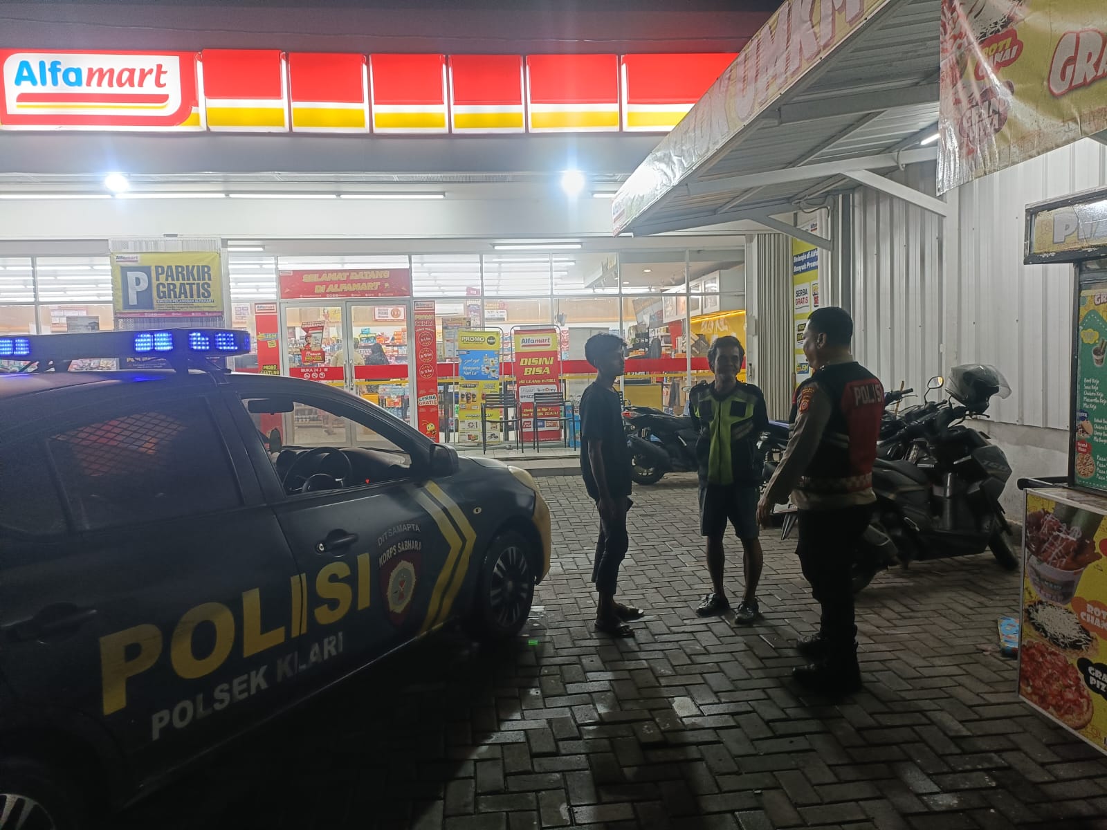 Antisipasi Kejahatan Malam, Polsek Klari Patrol Alfamart Himbau Juru Parkir