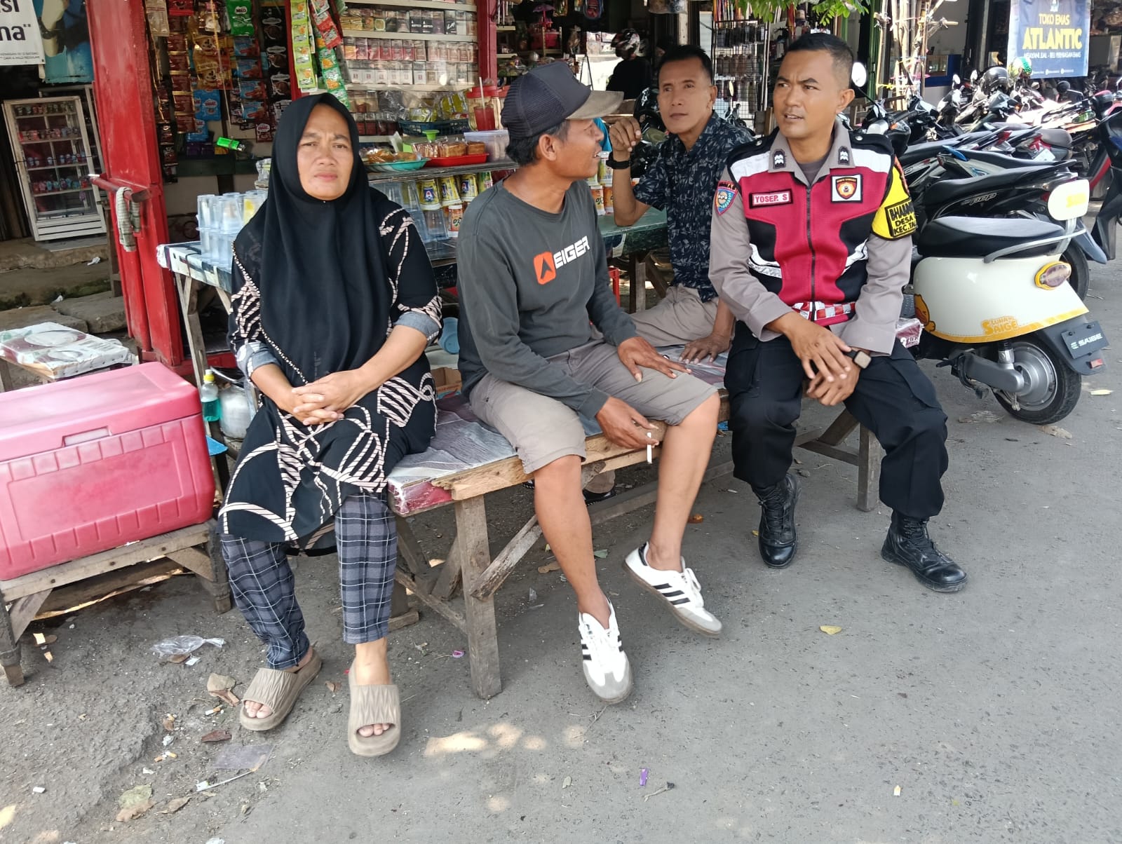 Tingkatkan Kewaspadaan Masyarakat Terhadap Kenakalan Remaja, Bhabinkamtibmas Polsek Telagasari Sebar Himbauan
