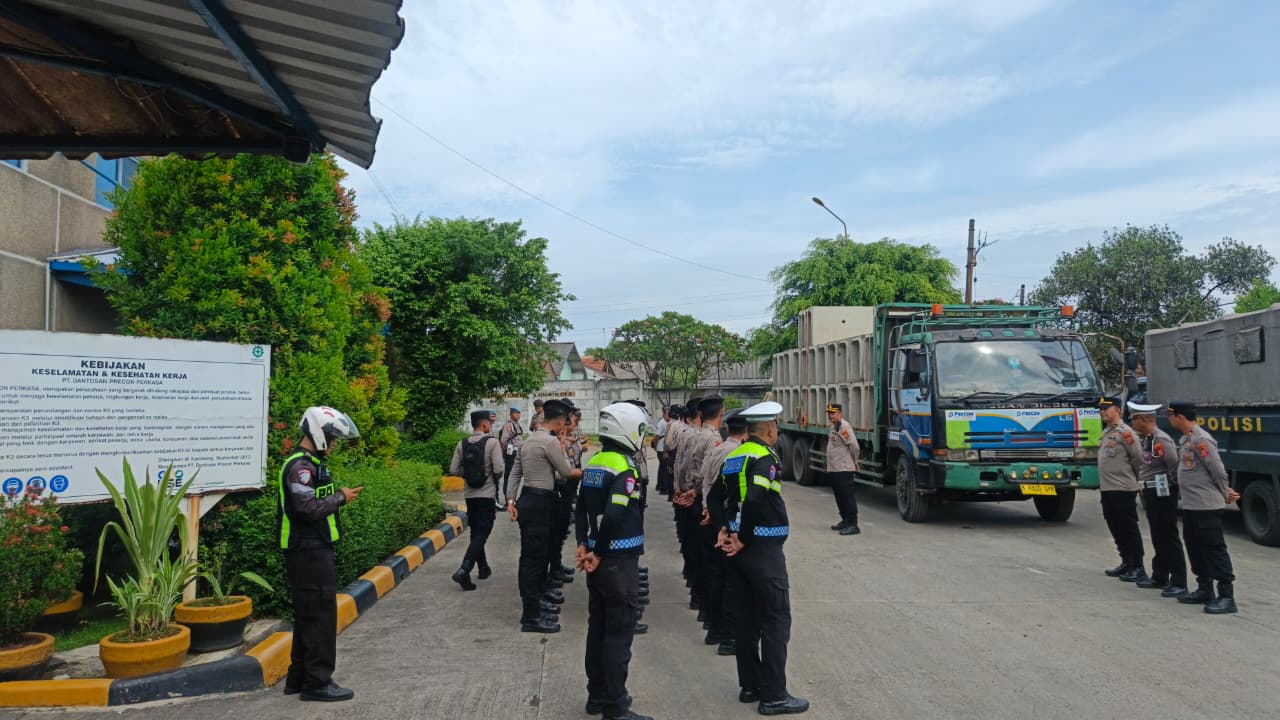 Kapolsek Klari Pimpin Apel Kesiapan Pengamanan Lanjutan Aksi UNRAS Karang Taruna Ke PT. Danwo Steel Sejati