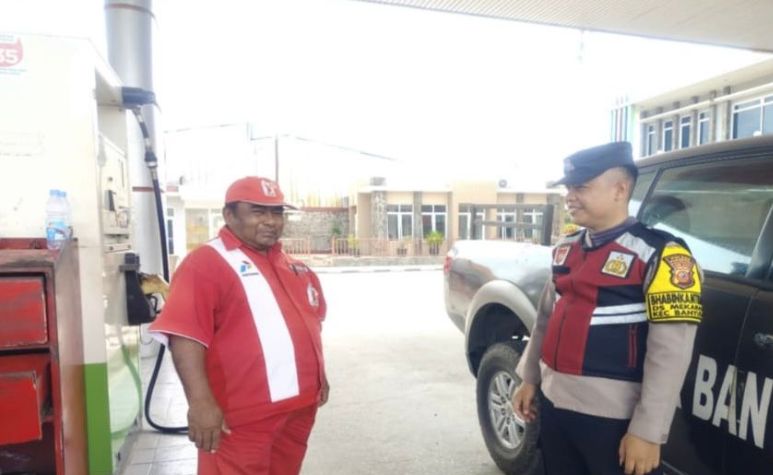 Kunjungi SPBU, Prekat Polsek Banyusari Berikan Rasa Aman