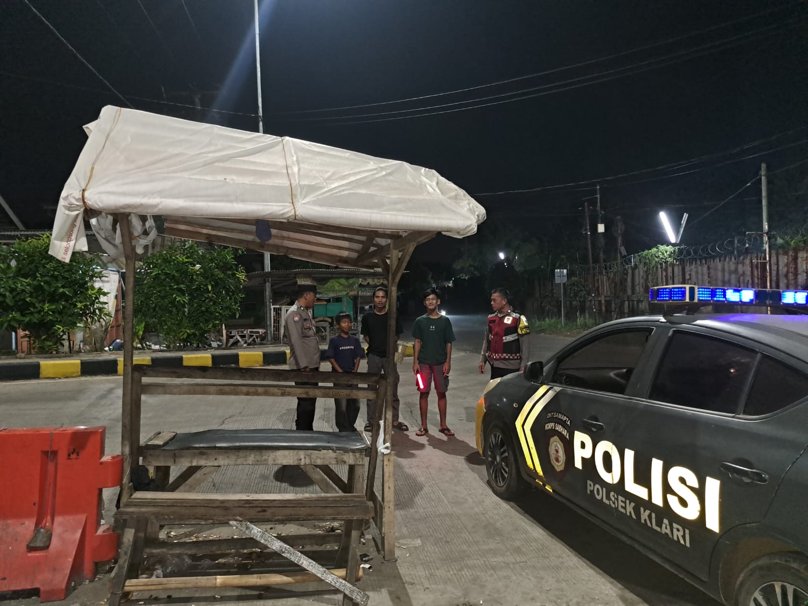 Patroli Blue Light di Pertigaan Jembatan Baru Desa Walahar, Polsek Klari Tingkatkan Antisipasi Gangguan Kamtibmas Malam Hari