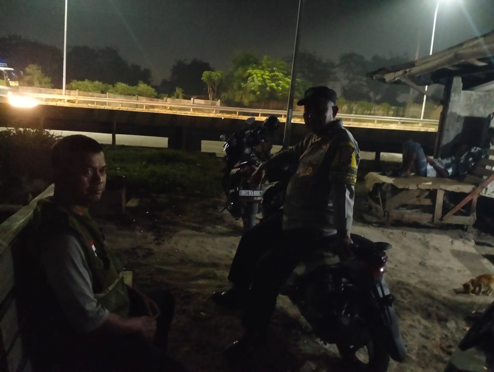 Ciptakan Kamtibmas Aman dan Kondusif di Malam Hari, Bhabinkamtibmas Desa Anggadita Sambang Warga