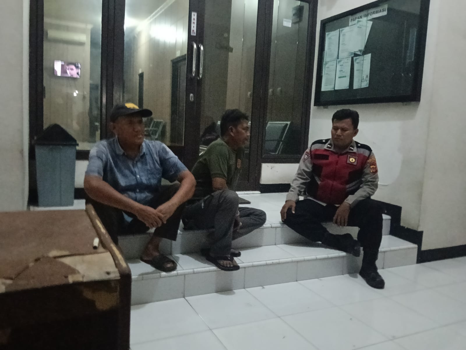 Bhabinkamtibmas Polsek Telagasari Sigap Jaga Keamanan Dalam Giat Siskamling