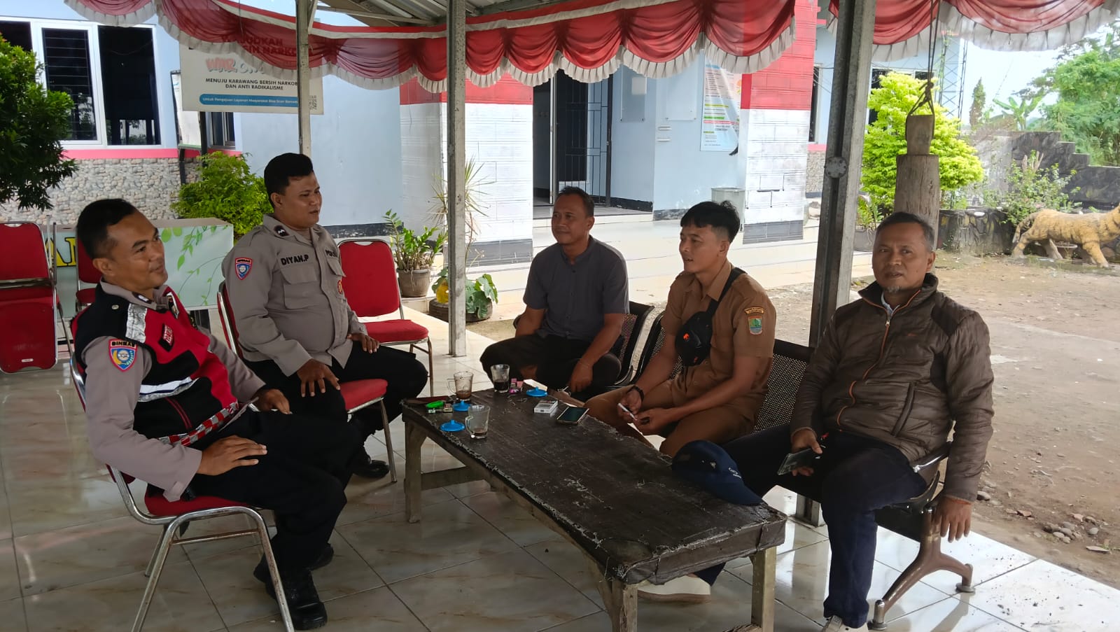 Sebar Pesan Kamtibmas, Bhabinkamtibmas Polsek Telagasari Pastikan Lingkungan Kondusif