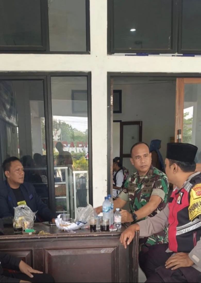 Polsek Banyusari Melaksanakan Kegiatan Sinergitas TNI-POLRI, Melakukan Giat Sambang