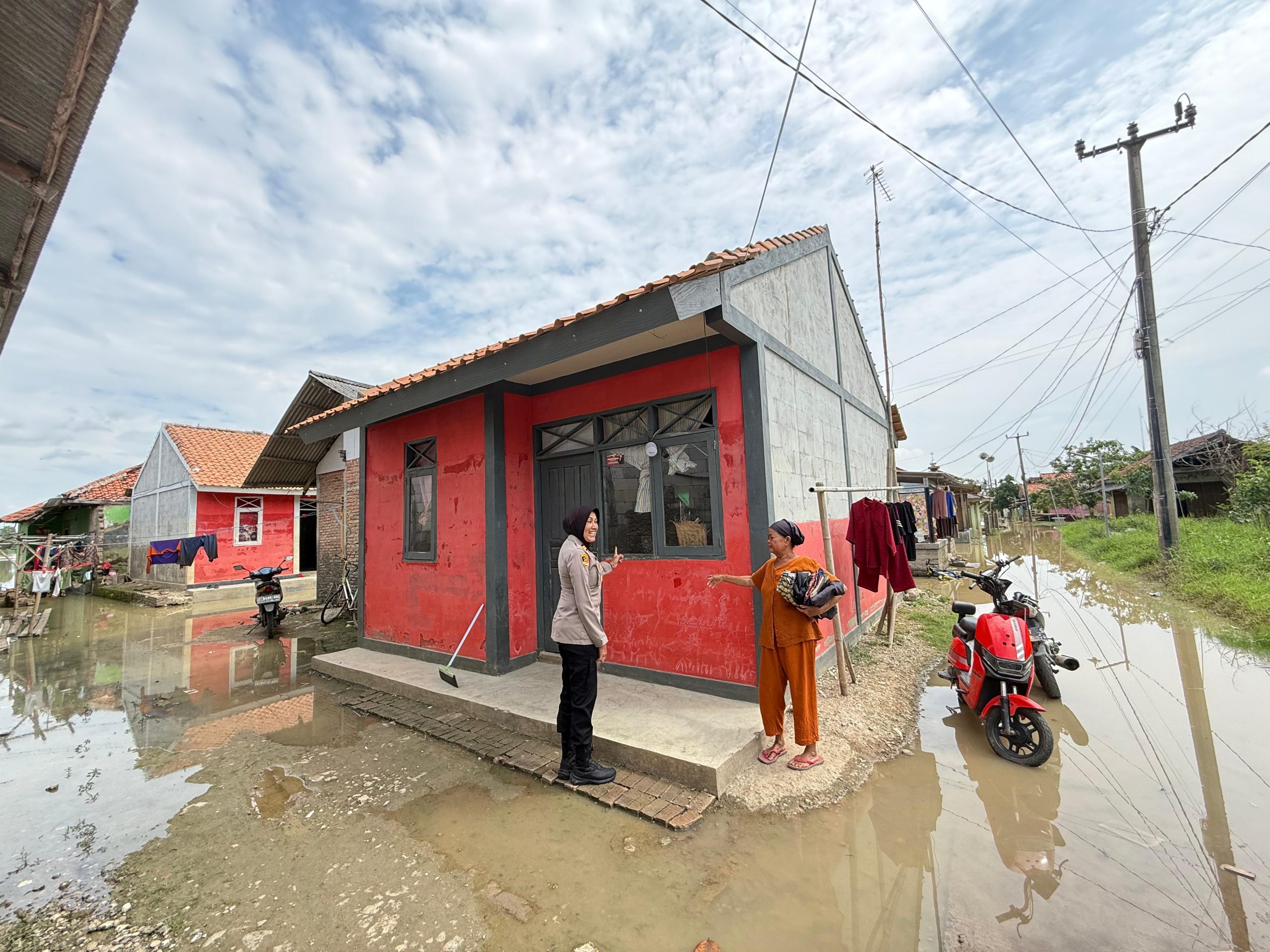 Kapolsek Telukjambe Barat bersama Anggota Sambangi Warga Terdampak Banjir ‎