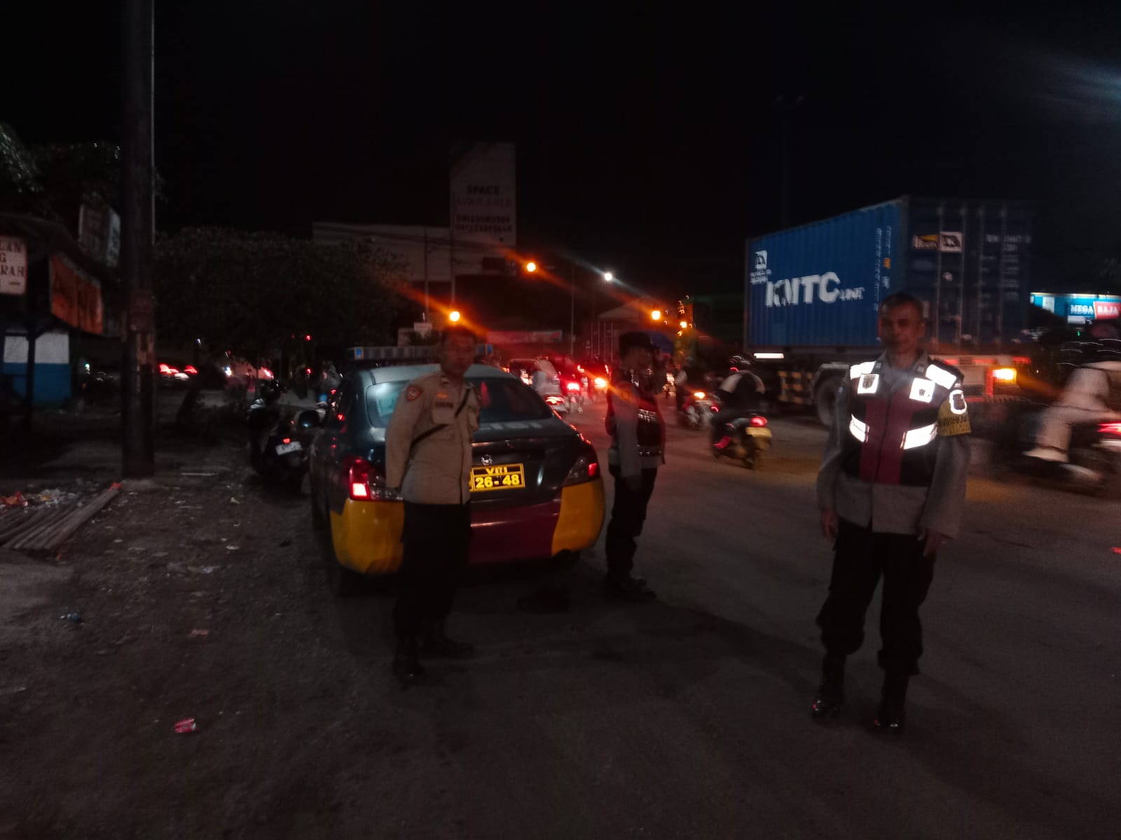 Antisipasi Gangguan Kamtibmas di Traffic Light Karawang Timur, Personil Polsek Klari Lakukan Patroli Strong Point