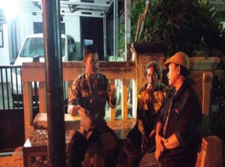 Bhabinkamtibmas Ikut Serta Dalam Giat Ronda Bersama Warga