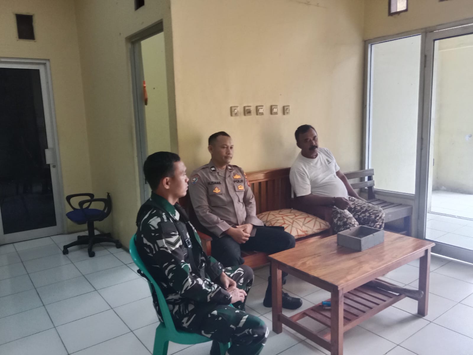 Bhabinkamtibmas Polsek Telagasari Jalin Sinergitas dengan Babinsa dan Tokoh Masyarakat Demi Menjaga Kamtibmas