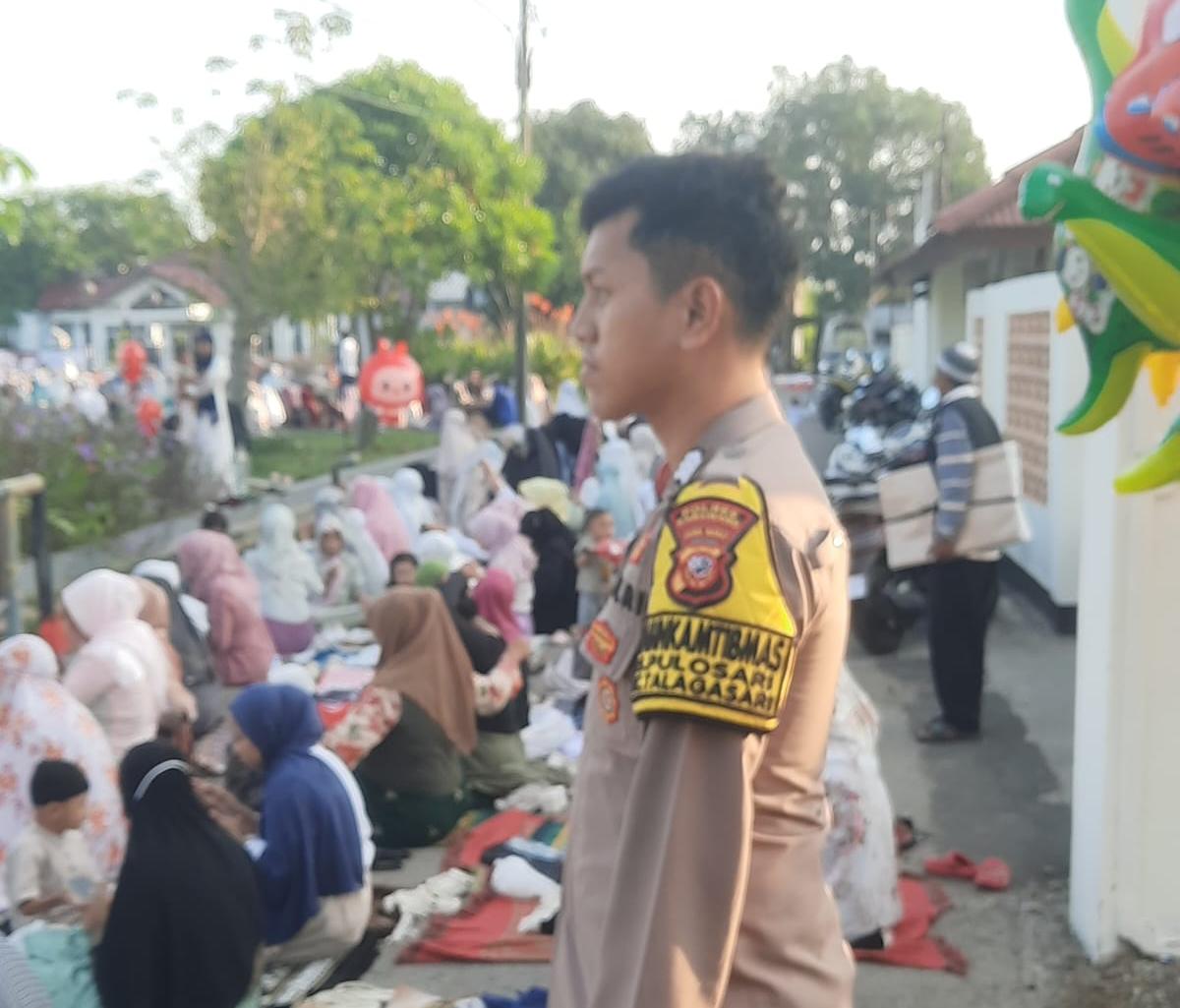 Personil Polsek Telagasari Laksanakan Pengamanan Shalat Idul Adha 1447H