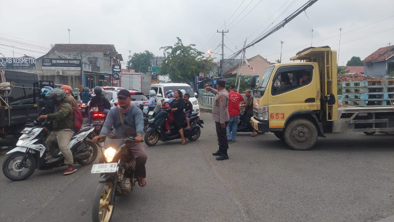 Personil Polsek Telagasari Laksanakan Gatur Pagi di Perempatan Jalan Syekh Quro Telagasari
