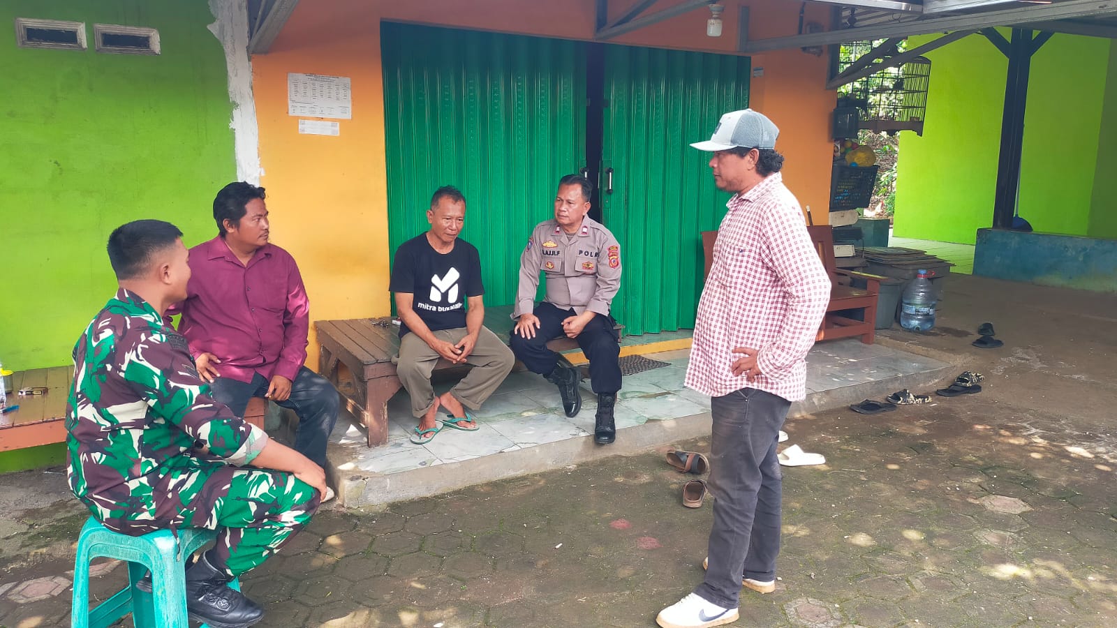 Bhabinkamtibmas Polsek Telagasari Laksanakan Sambang dan Sampaikan Pesan Kamtibmas di Desa Binaan