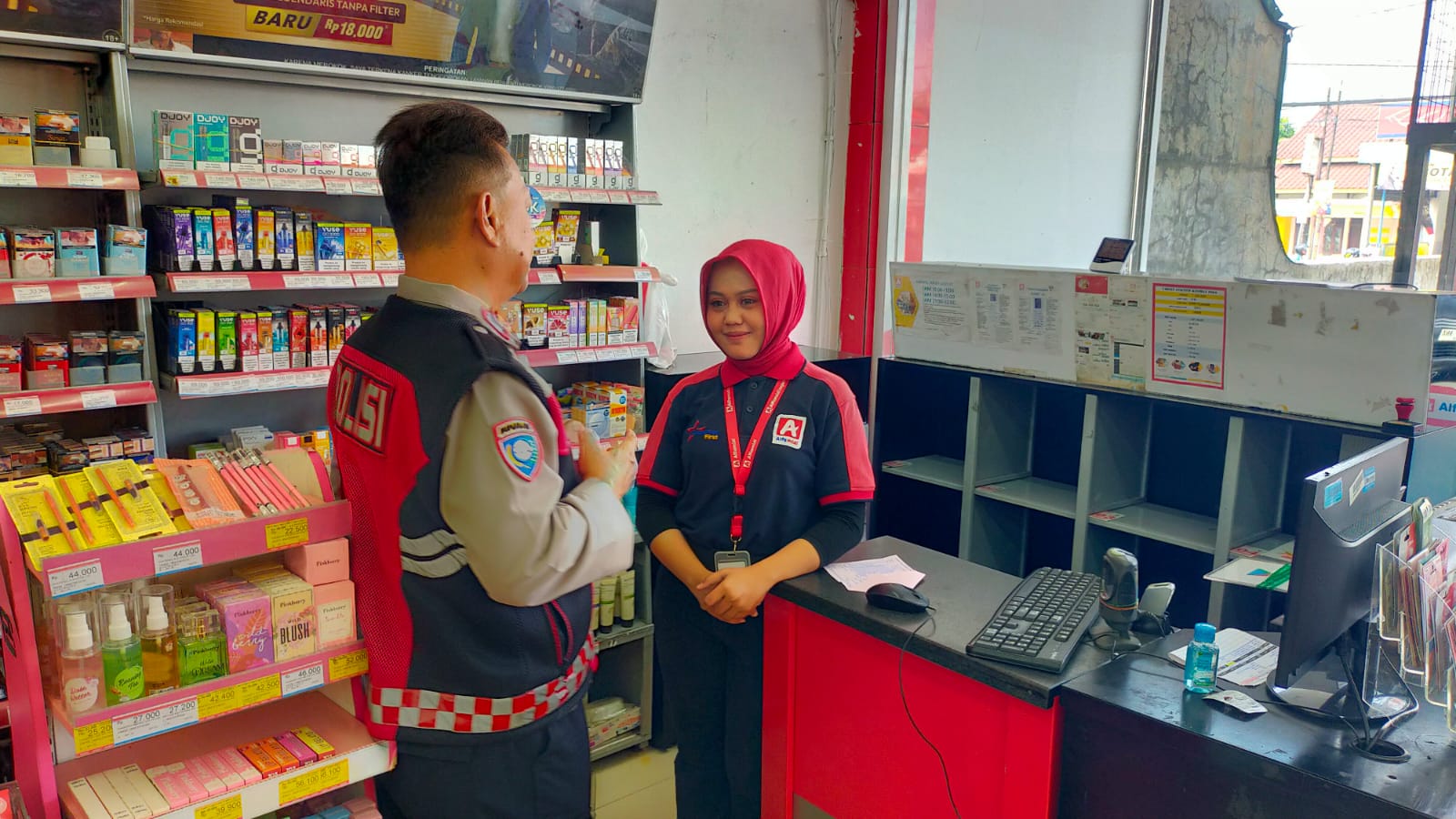 Personil Polsek Telagasari Laksanakan Patroli Rutin di Sekitar Pertokoan dan Objek Vital, Cegah Gangguan Kamtibmas