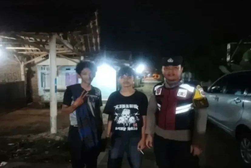 Bhabinkamtibmas Ikut Serta Dalam Giat Ronda Bersama Warga