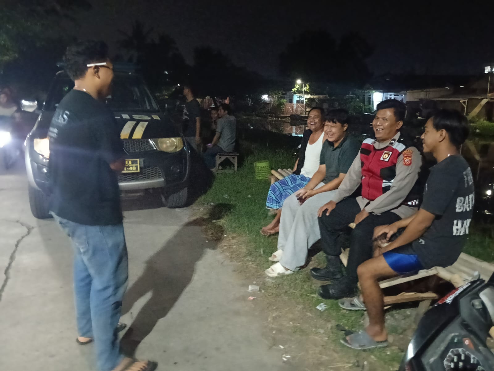 Bhabinkamtibmas Polsek Telagasari Ajak Warga Bersama Laksanakan Siskamling