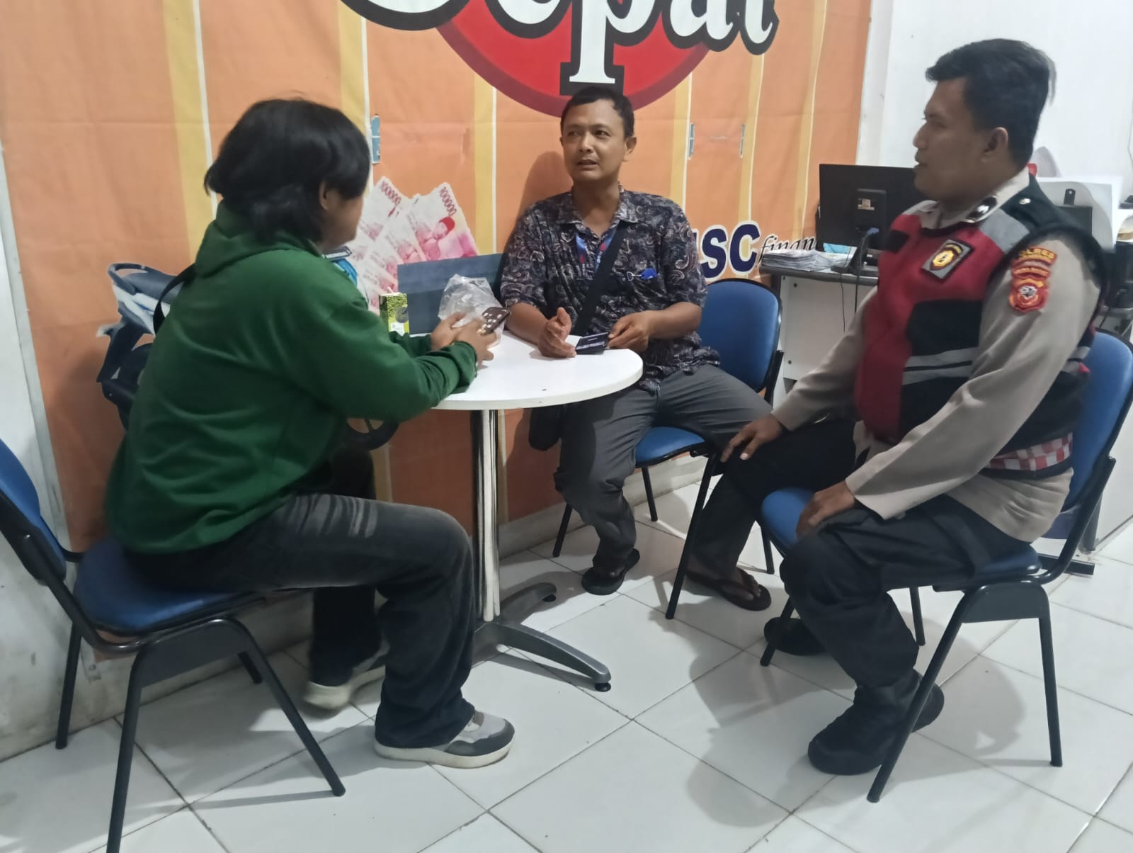 Bhabinkamtibmas Polsek Telagasari Sebar Himbauan Kamtibmas Kepada Masyarakat Binaan