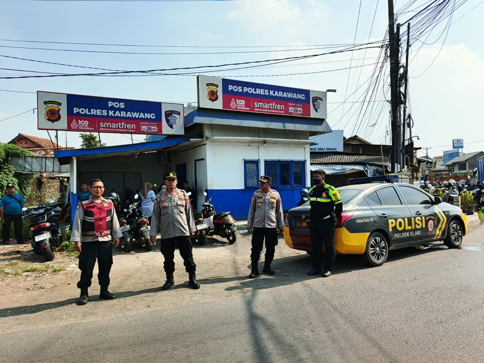 Kapolsek Bersama Personel Polsek Klari Laksanakan Pengamanan dan Monitoring Arus Lalu Lintas di Traffic Light Karawang Timur