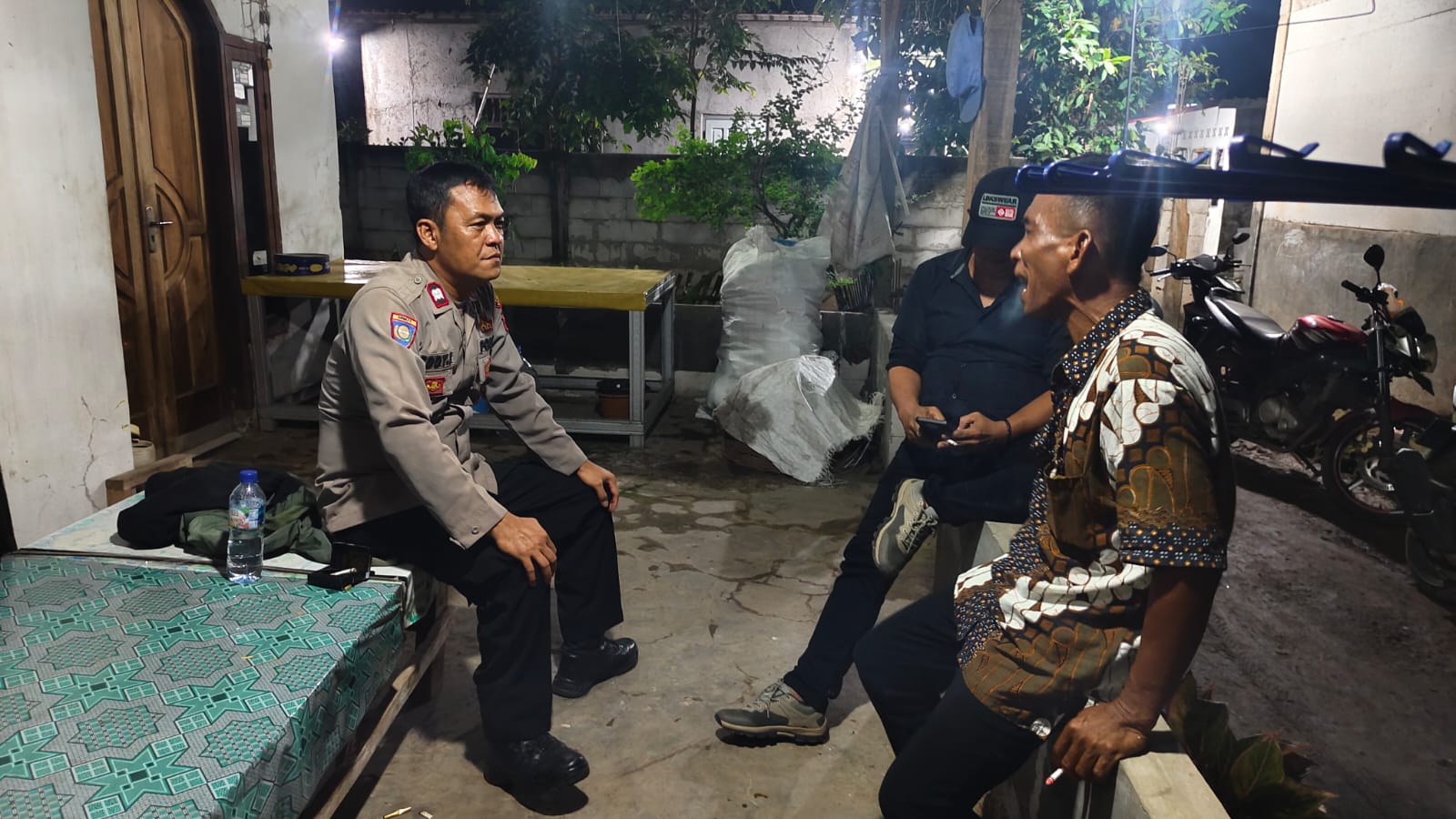 Bhabinkamtibmas Polsek Klari Sambangi Poskamling Warga Dusun Pundong