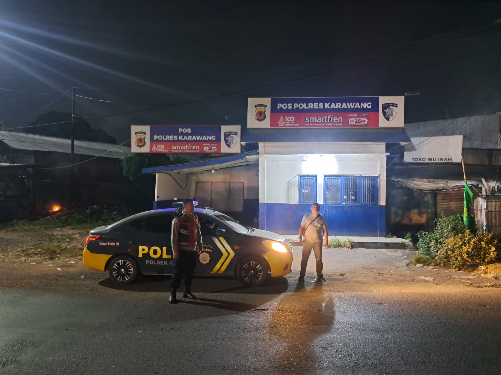 Antisipasi C3, Personel Samapta Polsek Klari Patroli Malam Strong Point di Traffic Light Karawang Timur