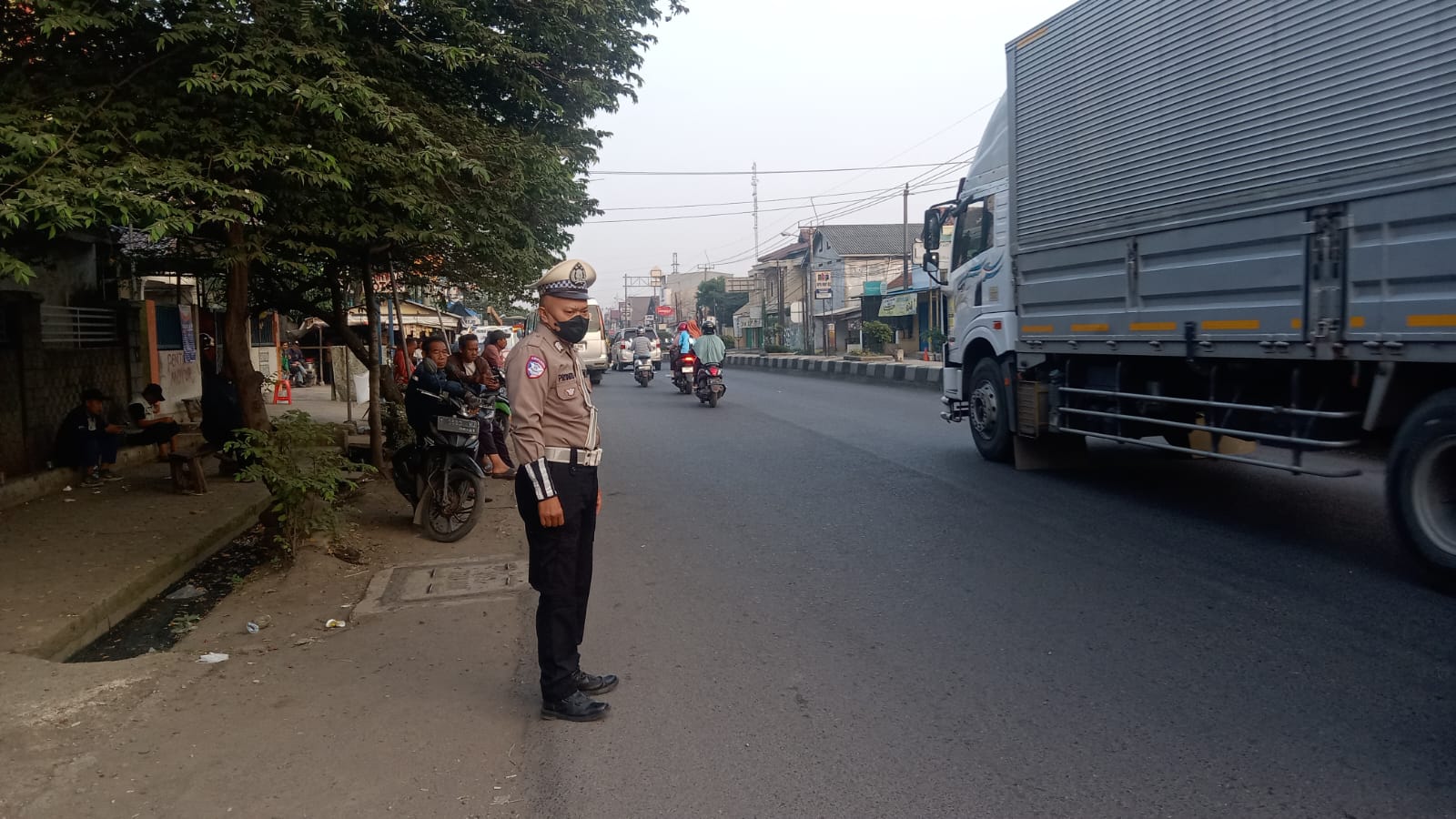 Unit Lantas Polsek Klari Lakukan Pengaturan Arus Lalu Lintas Pagi di Jalan Raya Klari