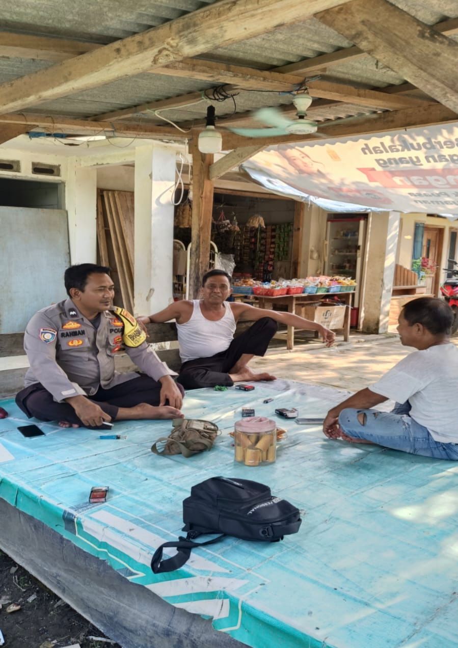 Anggota Polsek Banyusari Gelar Jumat Curhat Guna Dengarkan Keluhan Warga