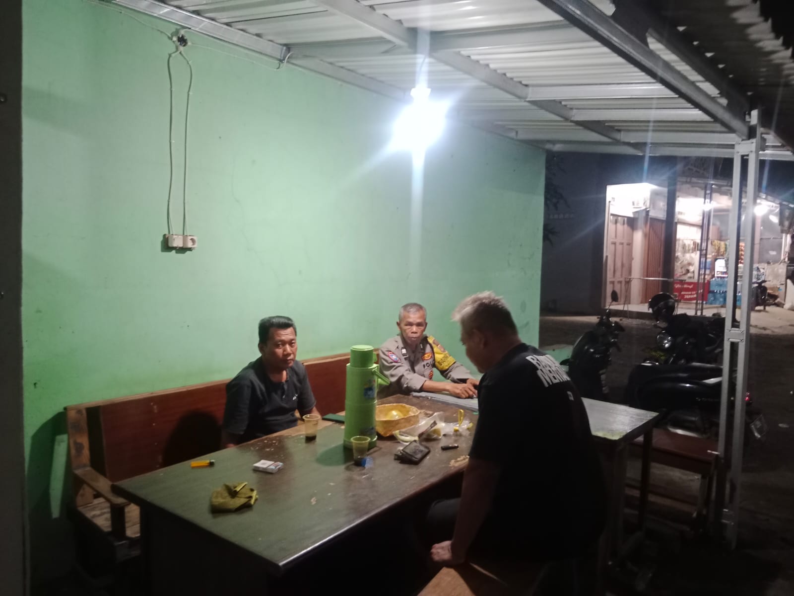 Bhabinkamtibmas Polsek Klari Sambangi Warga Desa Duren Saat Ronda Malam