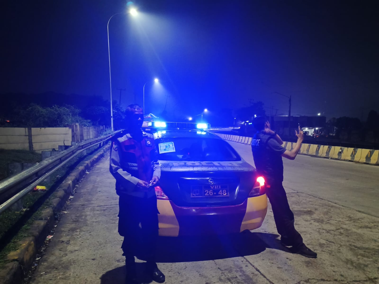 Patroli Blue Light Polsek Klari Pastikan Jalan Menuju Gerbang Tol Aman Kondusif