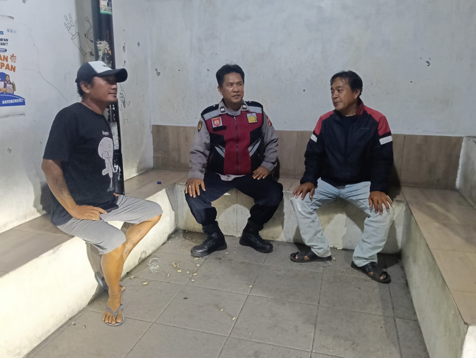 Bhabinkamtibmas Polsek Telagasari Lakukan Pembinaan Siskamling Di Desa Binaan
