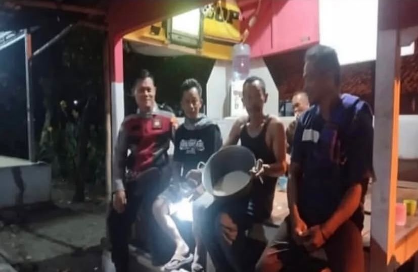 Bhabinkamtibmas Ikut Serta Dalam Giat Ronda Bersama Warga