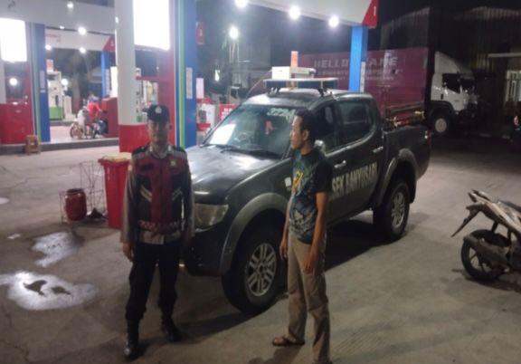 Kunjungi SPBU, Prekat Polsek Banyusari Berikan Rasa Aman