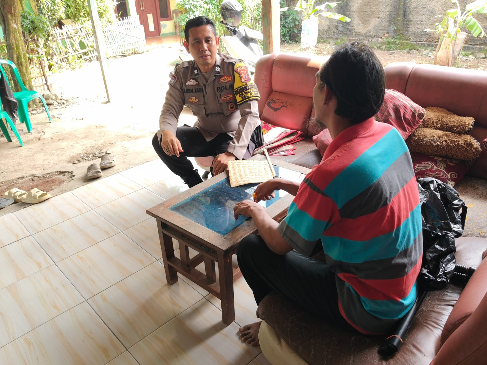 Bhabinkamtibmas Polsek Klari Edukasi Gukamtibmas Ke Warga Walahar