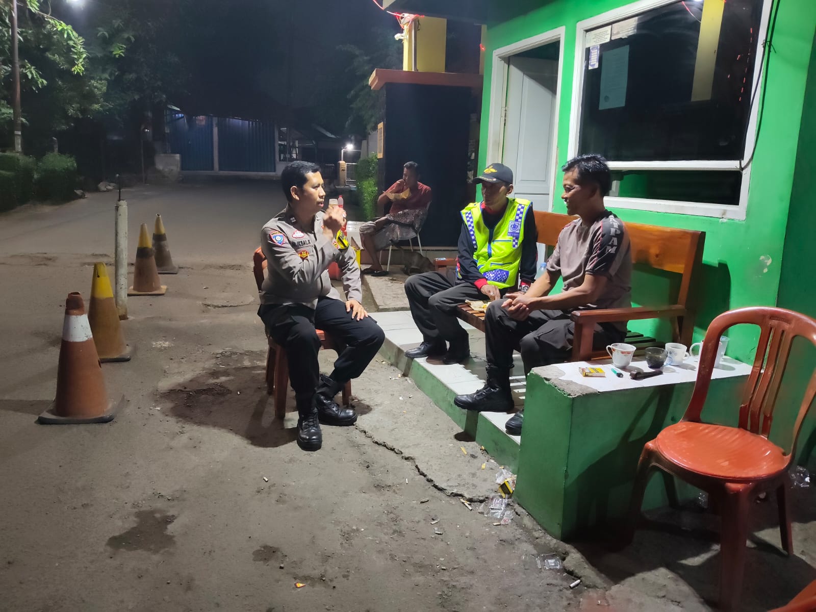 Patroli Pemukiman Warga, Bhabinkamtibmas: Waspada Terhadap Potensi Gukamtibmas di Lingkungan