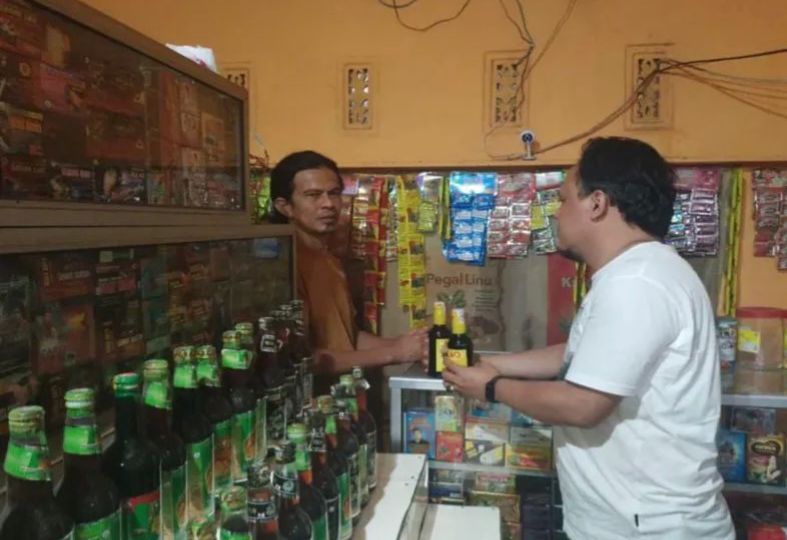 Kring Serse Polsek Banyusari Datangi Toko Jamu Temukan Miras 2 Botol Kecil