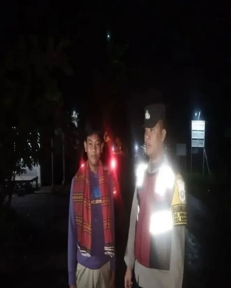 Bhabinkamtibmas Ikut Serta Dalam Giat Ronda Bersama Warga