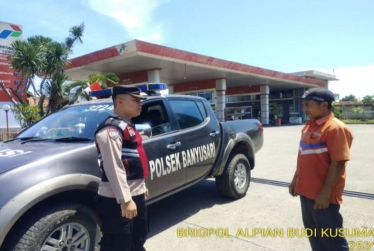 Kunjungi SPBU, Prekat Polsek Banyusari Berikan Rasa Aman