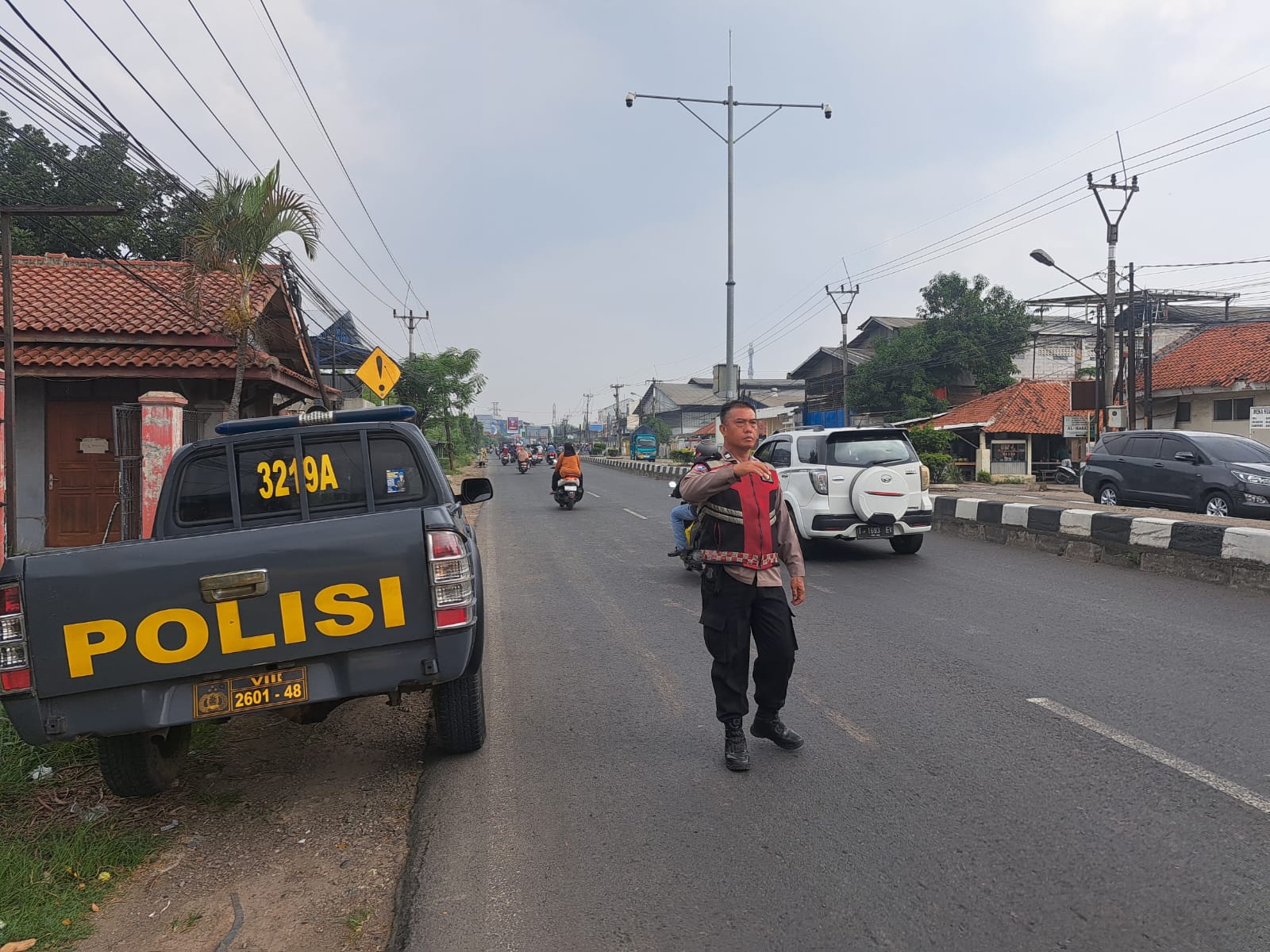 Personel Patroli Lakukan Pengaturan Arus Lalu Lintas di Depan Gereja Sultan Mazmur