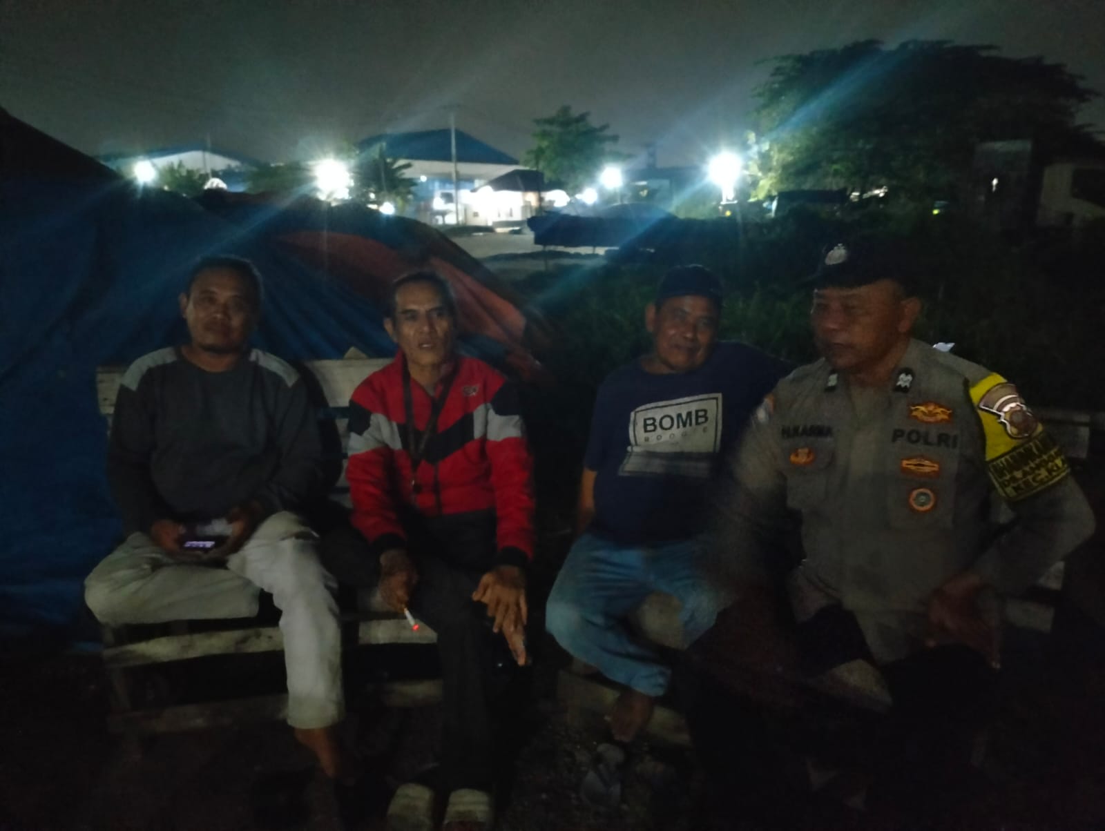 Ciptakan Kamtibmas Aman dan Kondusif, Bhabinkamtibmas Patroli Malam Sambang Warga